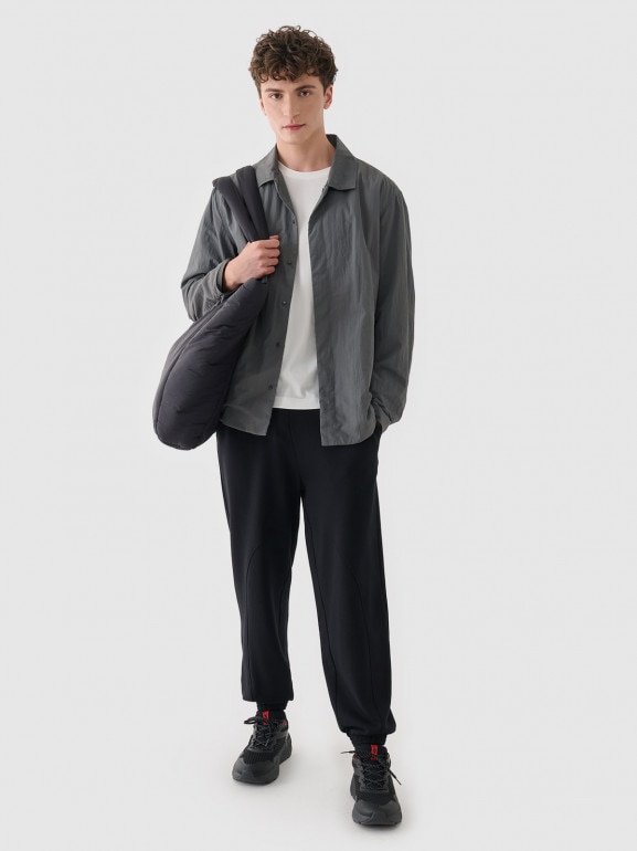 Męskie spodnie dresowe Outhorn OTHWAW24TTROM1218 - czarne