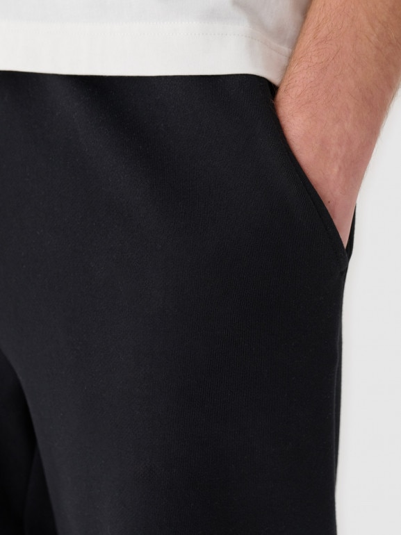 Męskie spodnie dresowe Outhorn OTHWAW24TTROM1218 - czarne