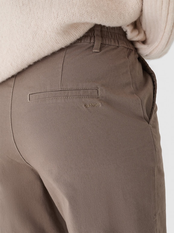 Damskie spodnie casual tkaninowe Outhorn OTHWAW24TTROF1084 - brązowe