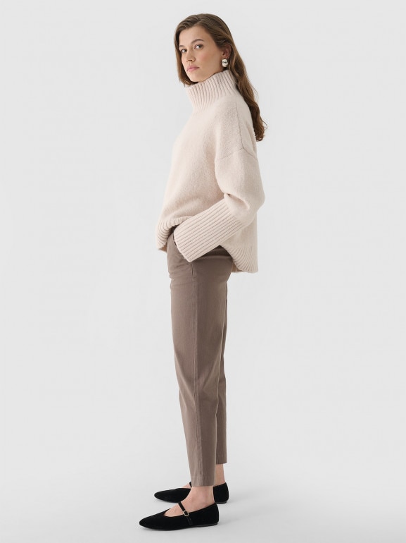 Damskie spodnie casual tkaninowe Outhorn OTHWAW24TTROF1084 - brązowe