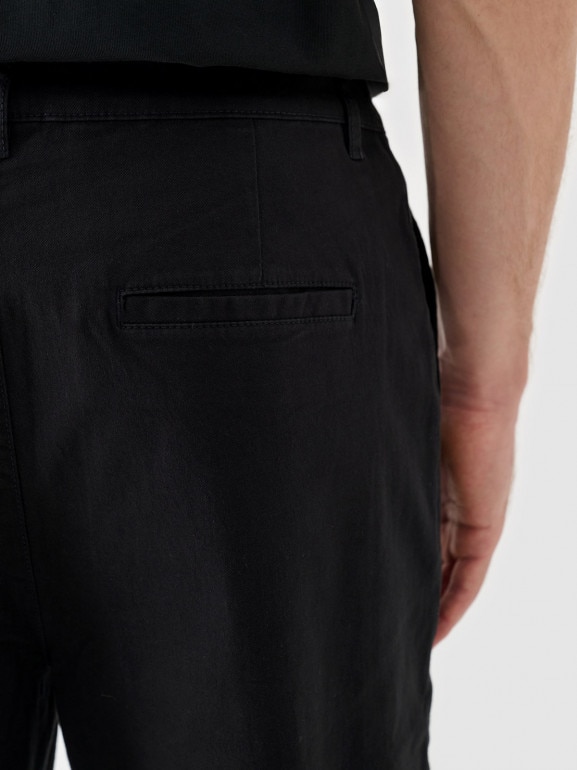 Męskie spodnie casual tkaninowe Outhorn OTHWAW24TTROM1075 - czarne