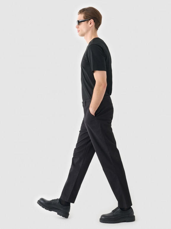 Męskie spodnie casual tkaninowe Outhorn OTHWAW24TTROM1075 - czarne