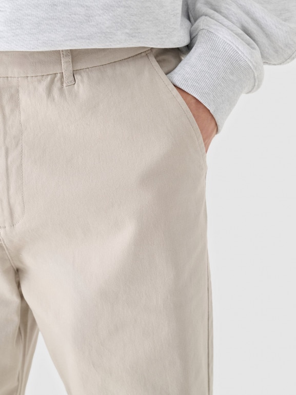 Męskie spodnie casual tkaninowe Outhorn OTHWAW24TTROM1089 - beżowe