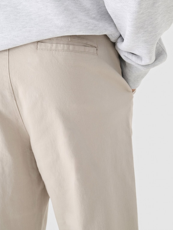 Męskie spodnie casual tkaninowe Outhorn OTHWAW24TTROM1089 - beżowe