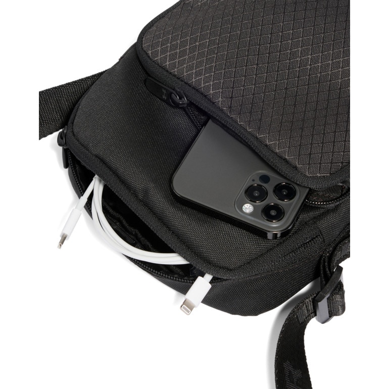 Saszetka na ramię uniseks Under Armour UA Essential Ripstop XB - czarna